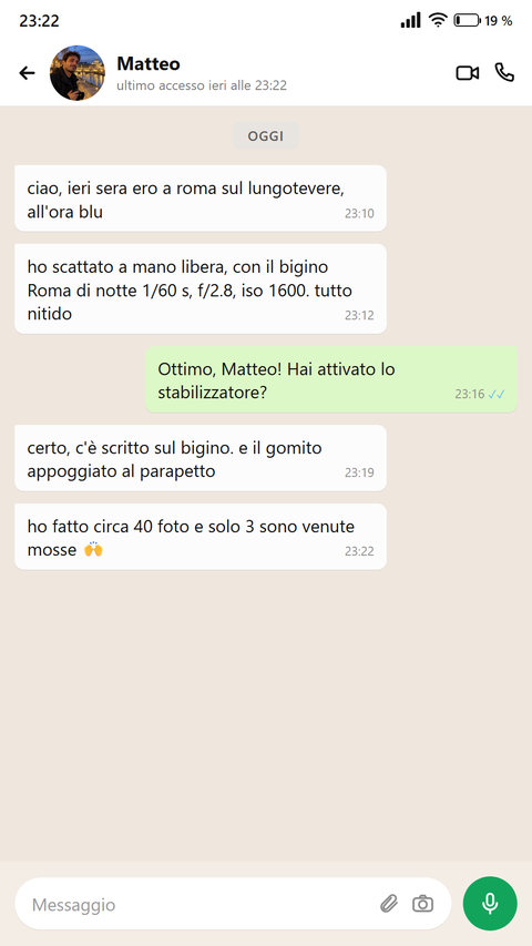 Una persona scrive del bigino Roma di notte, sul lungotevere